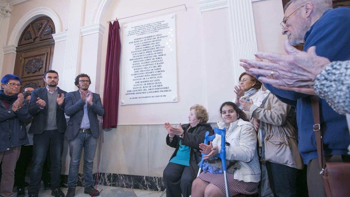 Imagen de archiuvo del día en que se hizo pública la placa, con José María Rodríguez 'Kichi' como alcalde.