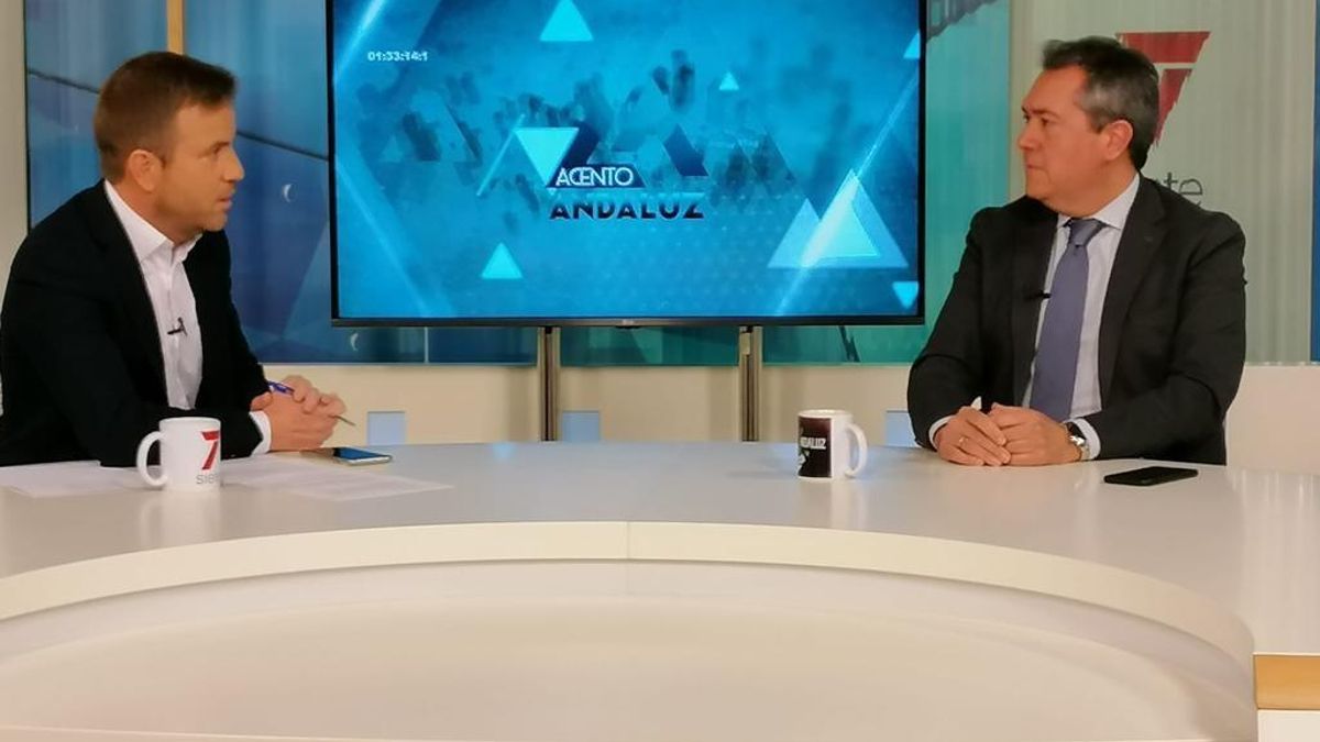 El alcalde de Sevilla, Juan Espadas (d), en una entrevista en 7 Televisión.