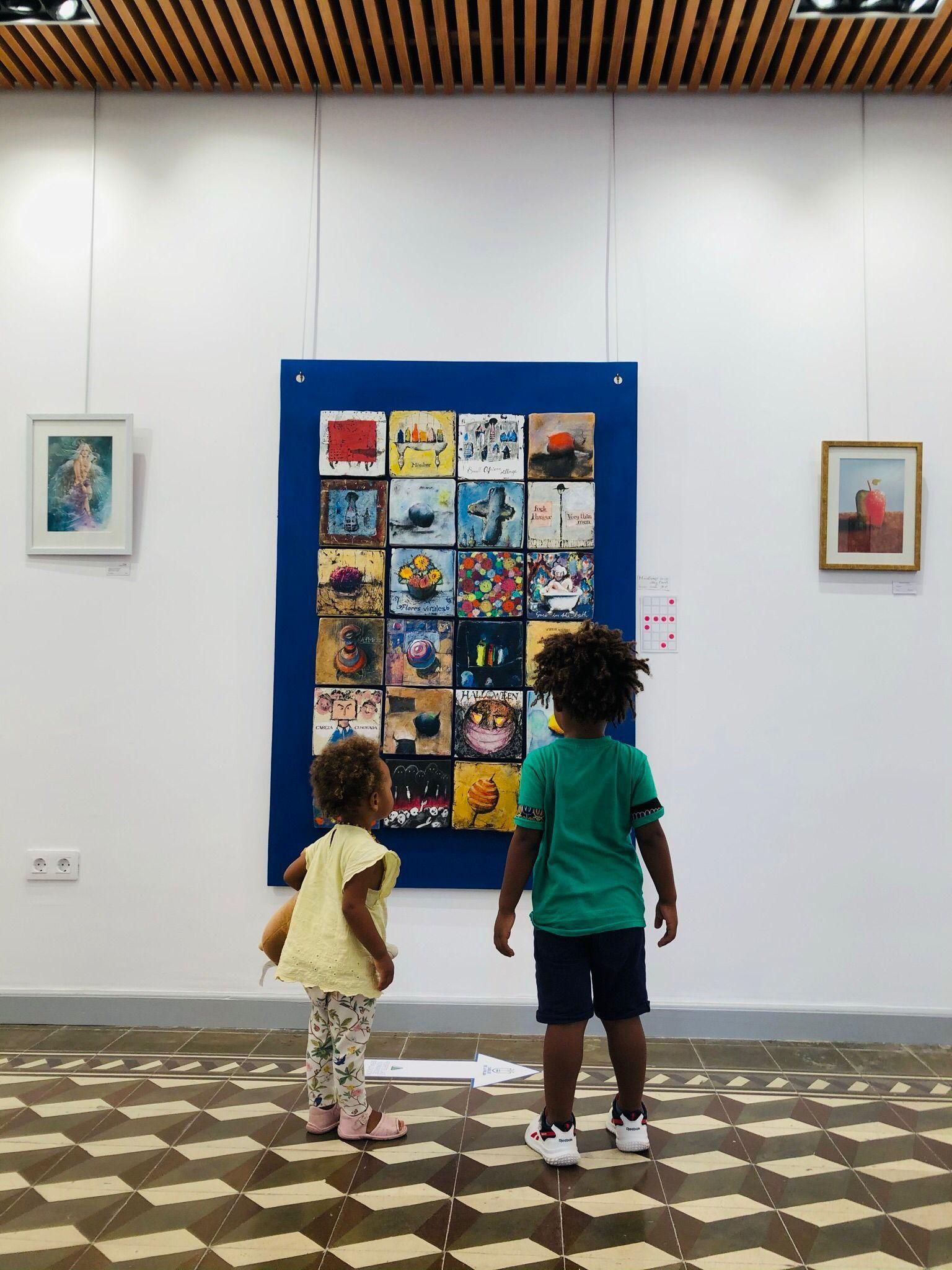 Niños en el museo.