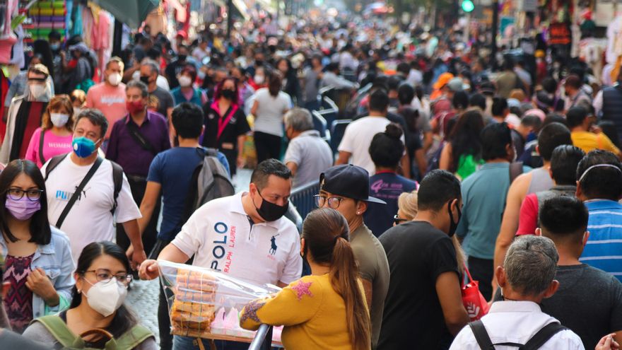 Ciudadanos caminan por una concurrida calle comercial en el centro histórico de Ciudad de México (México).EFE/ José Pazos/Archivo