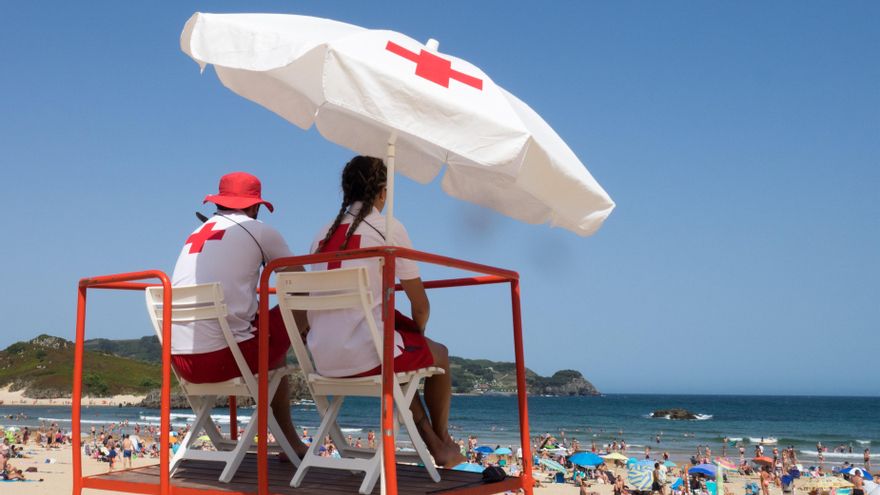 Socorristas prestan su servicio en una playa