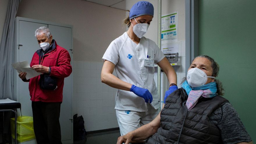 Una persona perteneciente al grupo de vacunación de mayores de 80 años recibe la primera dosis de la vacuna de Pfizer en el CAP d'Horta de Barcelona. EFE/Enric Fontcuberta/Archivo