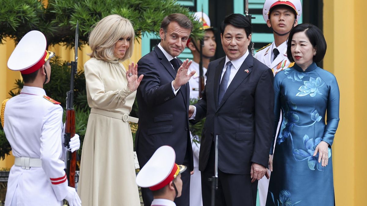 De izquierda a derecha, Brigitte Macron, Emmanuel Macron, el presidente de Vietnam, Luong Cuong, y su esposa, Nguyen Thi Minh Nguyet, hoy lunes en el palacio presidencia de Hanói.