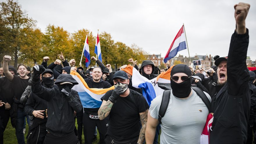 Un grupo de encapuchados grita consignas contra los migrantes y la escasez de vivienda en una manifestación en Ámsterdam (Países Bajos) el 12 de octubre.