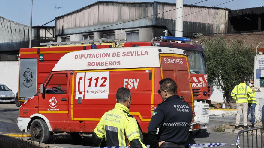 El incendio de una nave de químicos en Alcalá (Sevilla) está "prácticamente extinguido"