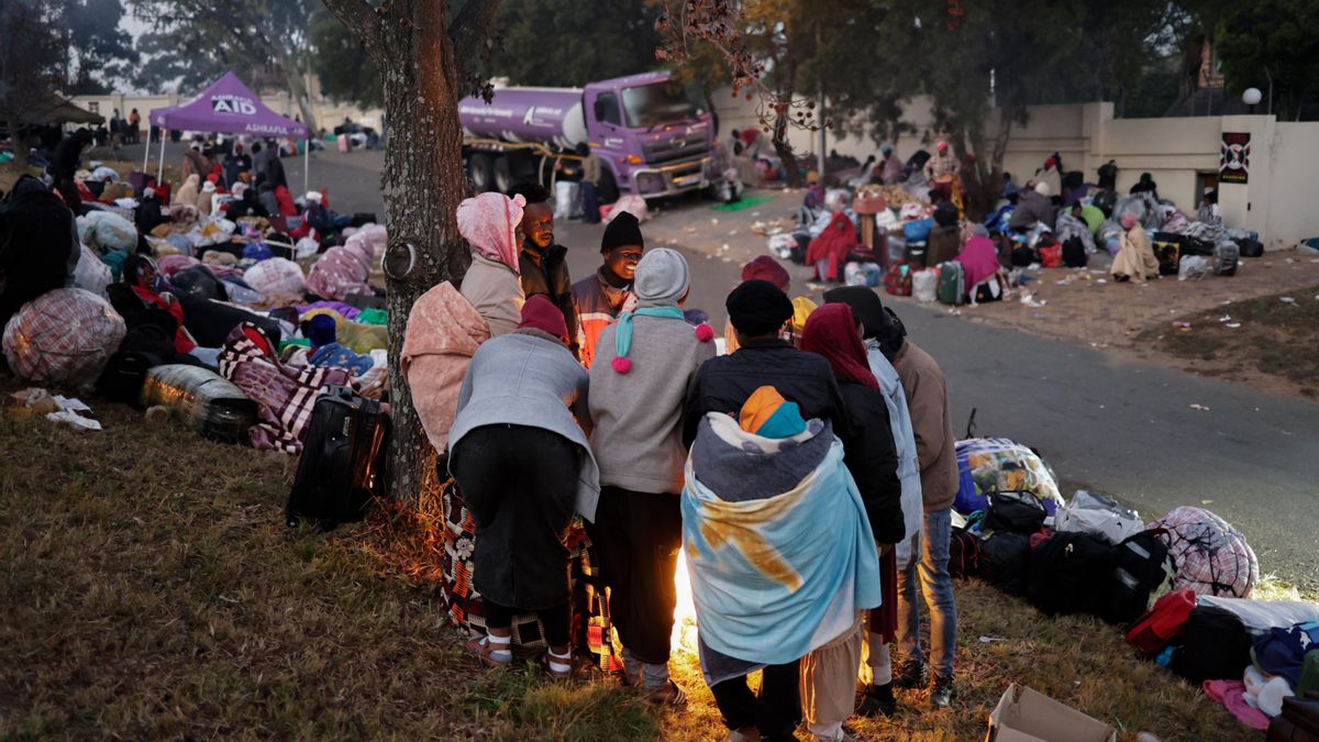 Refugiados malauíes reunidos frente a la embajada de su país en Johannesburgo (Sudáfrica) el 30 de junio a la espera de abandonar el país en autobús.