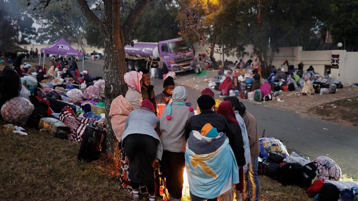 Miles de personas migrantes escapan de Sudáfrica en plena ola xenófoba: “Si me quedo, me van a atacar”