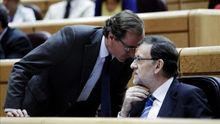 Rajoy y el candidato del PP en Euskadi, Alfonso Alonso, en el Congreso de los Diputados.