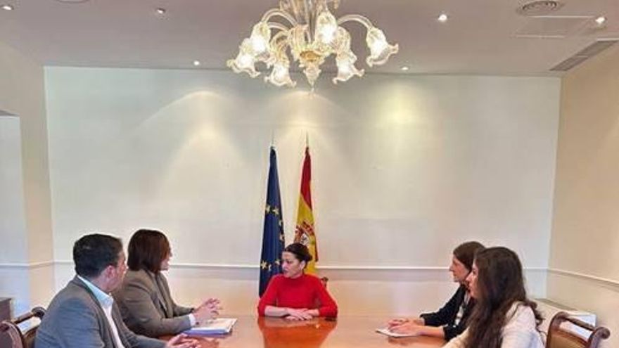 La ministra de Infancia, Sira Rego, en un encuentro que ha mantenido con con la consejera canaria del área