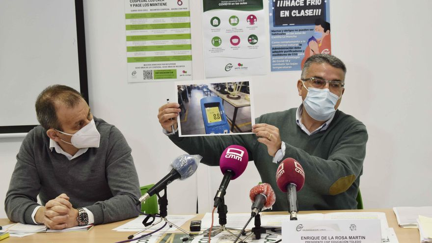 Enrique de la Rosa muestra imagen de medición de temperatura en un aula de Talavera de la Reina, junto a Mario Gutiérrez