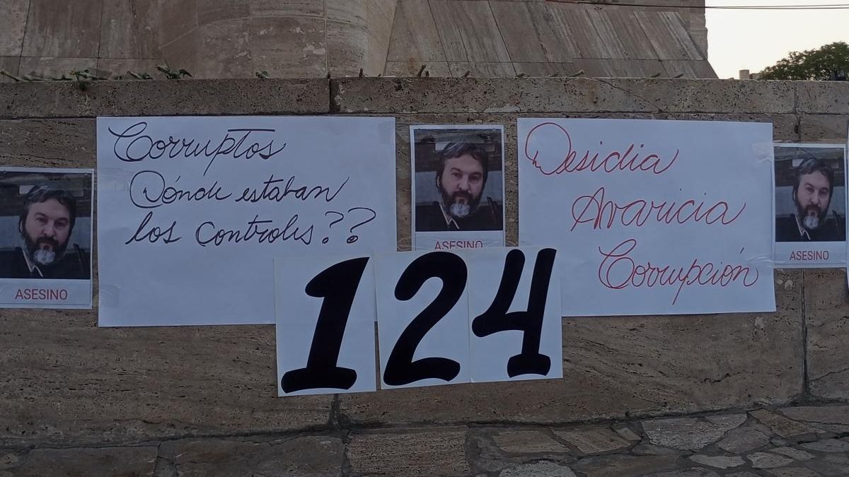 Familiares de las víctimas del fentanilo contaminado colocaron carteles en el Monumento a la Bandera de Rosario en octubre pasado.