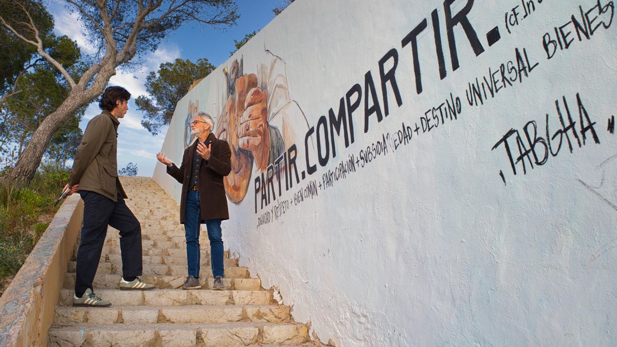 Per a Oliver, el pensament crític no consisteix a rebutjar tota la informació, sinó a aprendre a formular les preguntes adequades abans d’acceptar una afirmació com a vertadera.