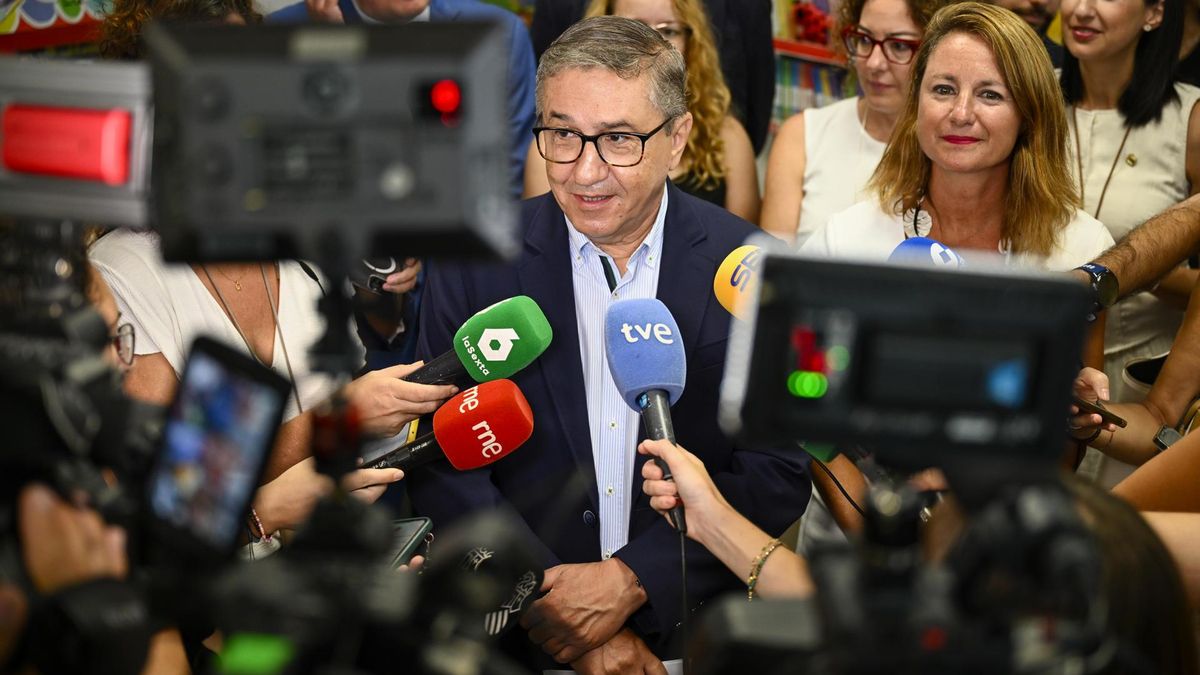 El conseller de Educación, José Antonio Rovira, durante su visita al inicio del curso escolar 2025/2026.