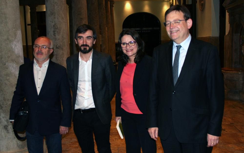 Ignacio Escolar junto al president de la Generalitat, Ximo Puig, la vicepresidenta, Mónica Oltra, y el líder de Podemos, Antonio Montiel