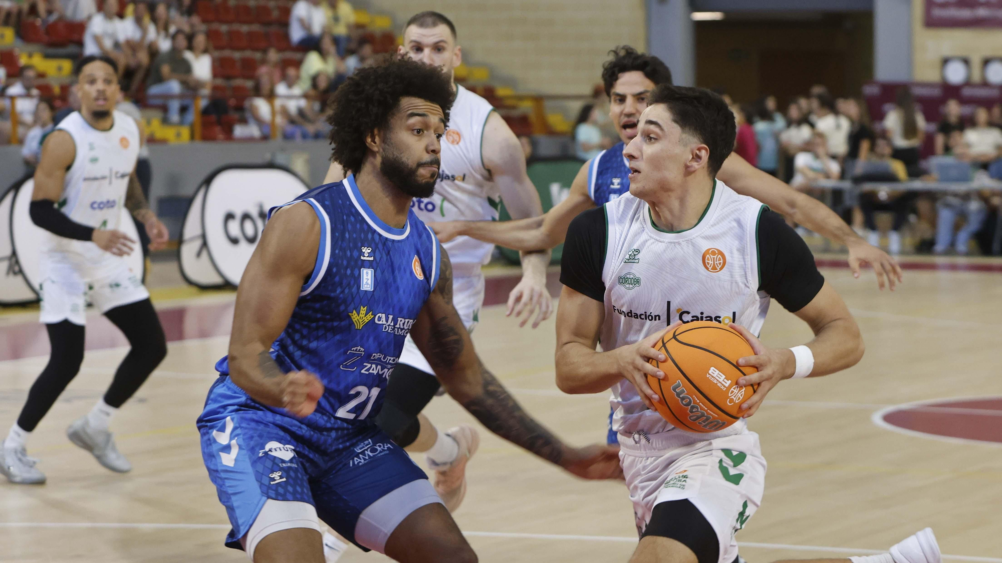 El estreno del Cajasol Coto Córdoba en Primera FEB, en imágenes