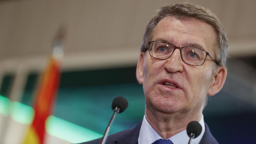 El líder del PP, Alberto Núñez Feijóo, realiza declaraciones a la prensa este viernes, durante su visita a la Feria Internacional de Turismo, Fitur 2023 que se celebra en Madrid.