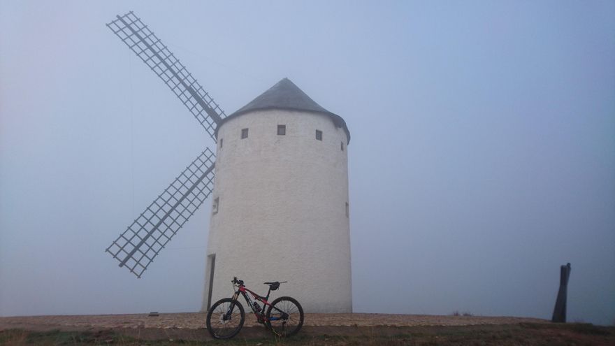 La ruta de Don Quijote, en bicicleta: niebla entre gigantes