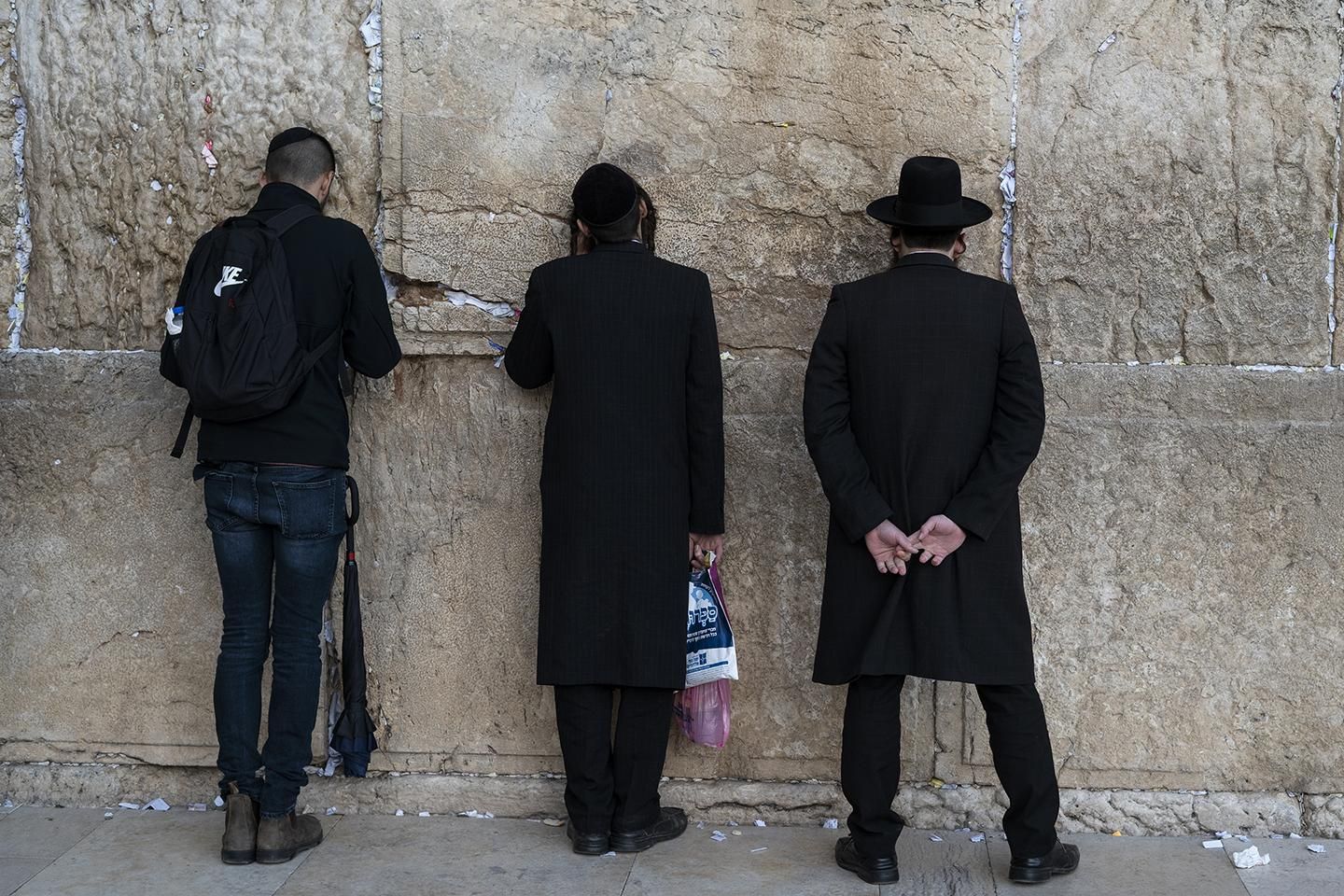 Judíos rezando delante de el muro de las lamentaciones o western wall en la ciudad vieja de Jerusalén (Israel). | JOAQUÍN GÓMEZ SASTRE