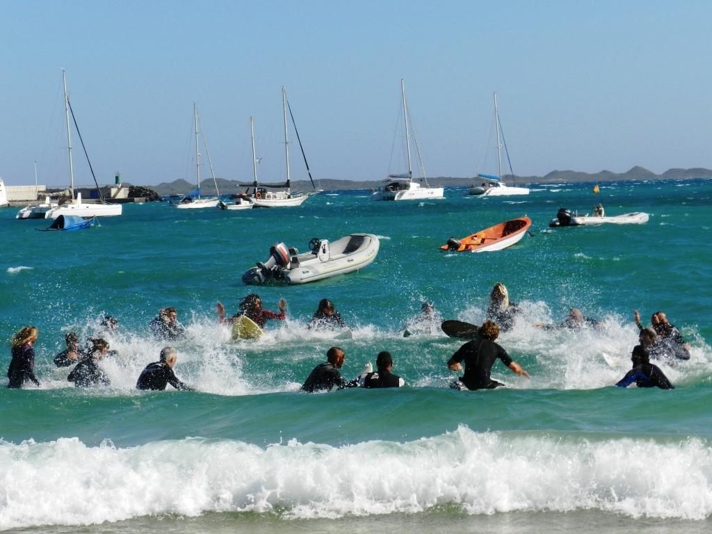 "La ola es nuestra, no de Repsol". @canariasnoseven