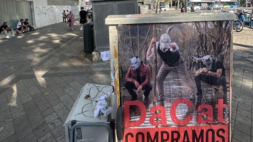 Cartel de la campaña "Compramos tu voto" pegado en la glorieta de Embajadores (Madrid)