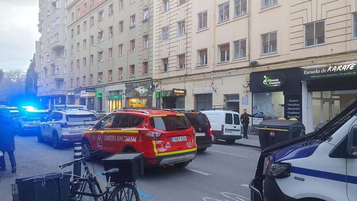 Un hombre se atrinchera con varios rehenes en un piso del centro de Vitoria