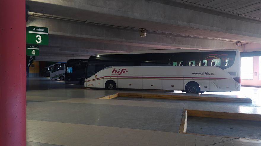 De coger el autobús en la puerta de casa a tener la parada a más de 50 kilómetros: el futuro de los aragoneses del medio rural