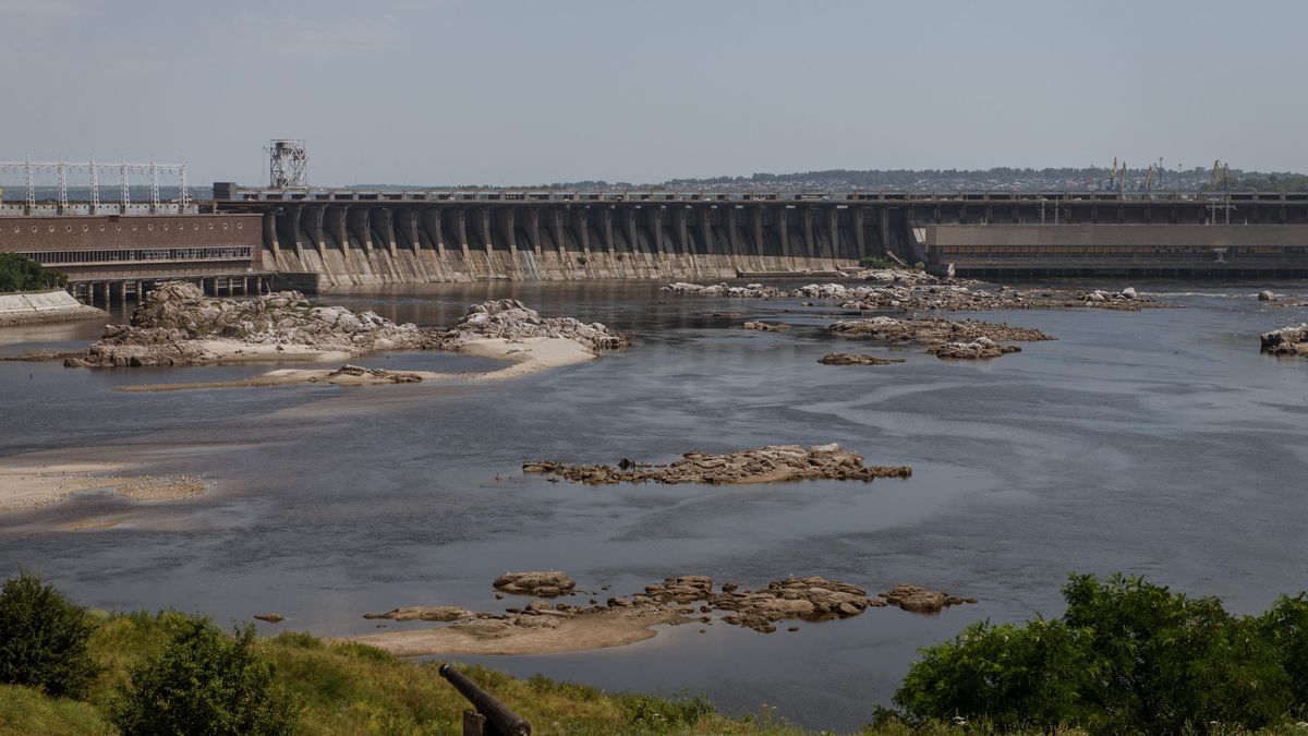 Vista general de la presa de Dnipro mientras los embalses están secos después de la explosión de la presa de Nova Kakhovka