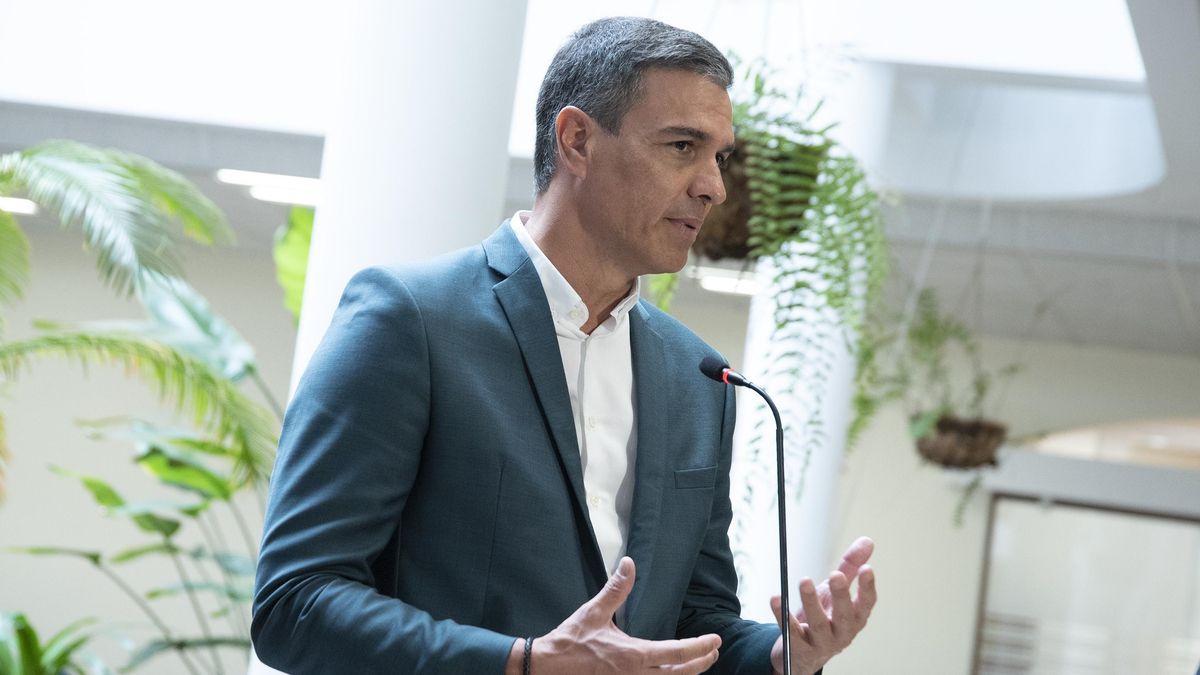 El presidente del Gobierno, Pedro Sánchez, comparece ante los medios de comunicación en el Cabildo de Lanzarote el 8 de agosto de 2022.