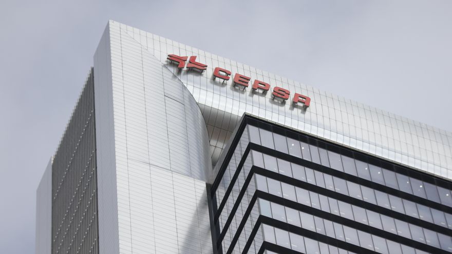 Cepsa amenaza con "ralentizar las inversiones previstas en España" si se mantiene el impuesto especial