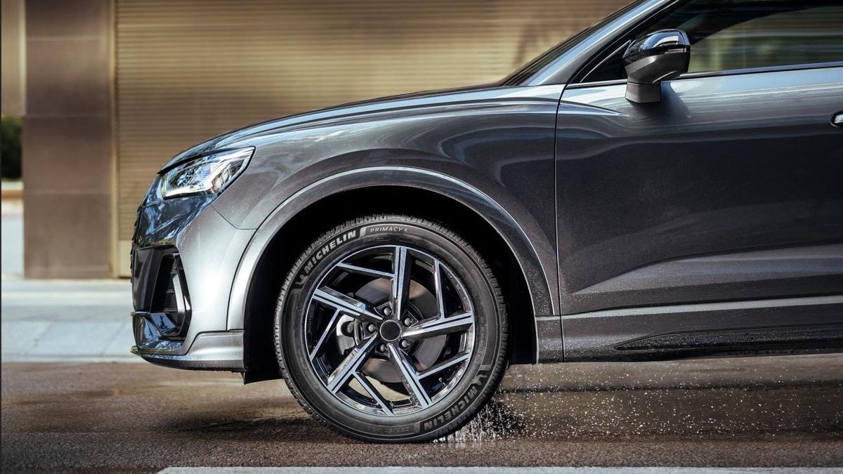 La distancia de frenado en firme mojado se acorta significativamente con respecto al Primacy anterior.