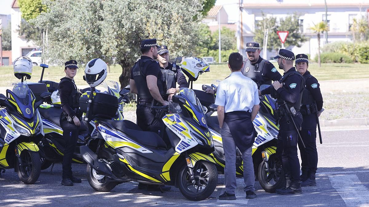 La Policía Local localiza en Semana Santa a una menor que se había perdido y retira una barra sin licencia