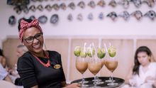 Una camarera, a punto de servir un cóctel en el restaurante Candé en Cartagena de Indias