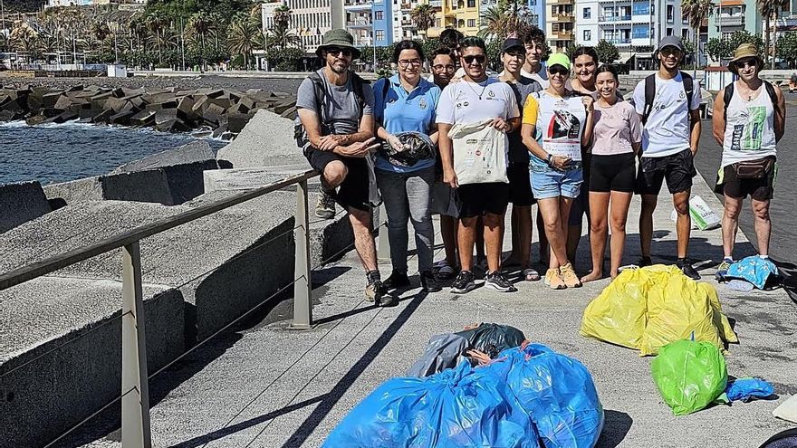 Los voluntarios con las bolsas de recogida de residuos.