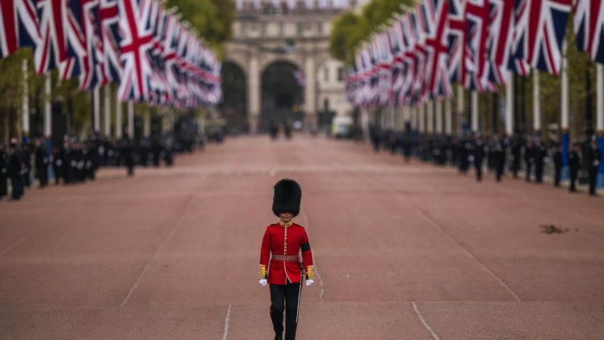 Un guardia se coloca en su posición antes del funeral de la reina Isabel II en el centro de Londres.
