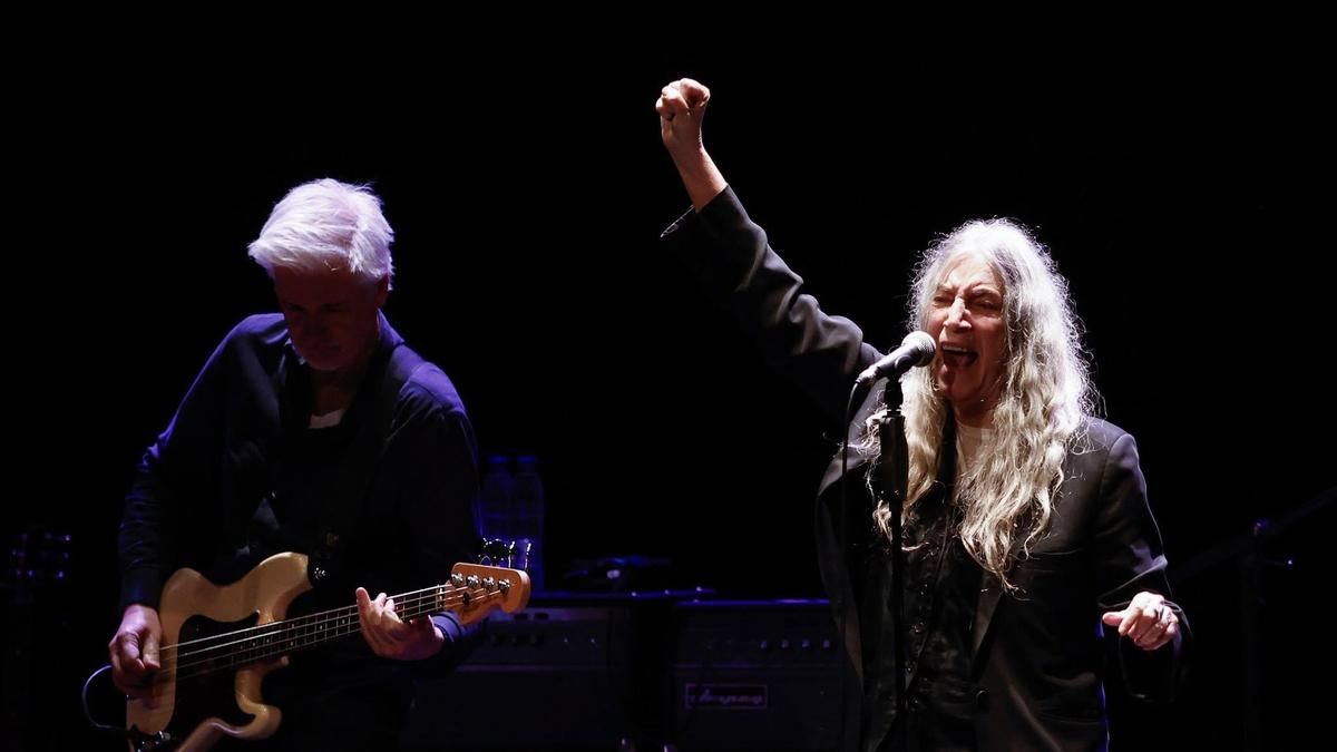 Asturias se rinde ante la 'madrina del punk': un millar de voces arropa a Patti Smith en el 50 aniversario de su primera actuación en España