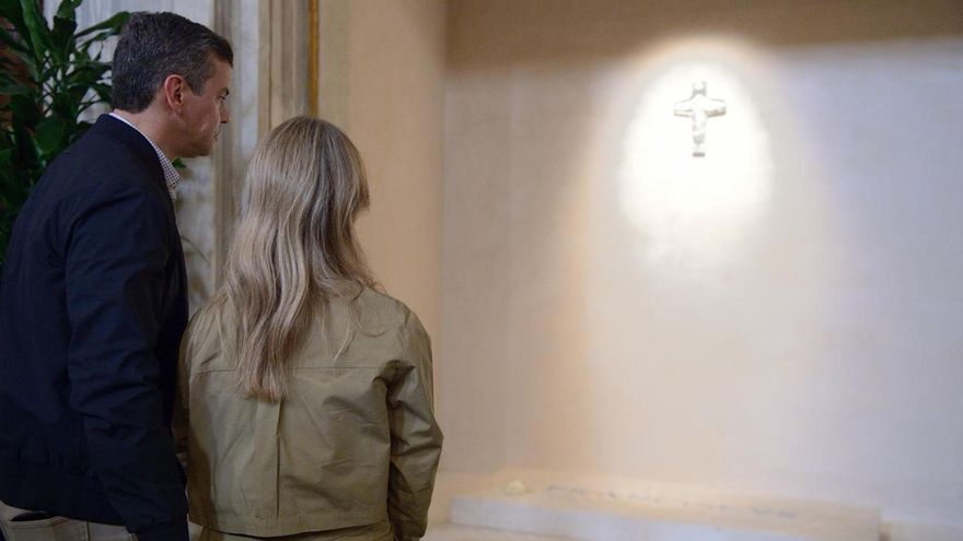 Peña visita la tumba del papa Francisco y le agradece "por tanto cariño" hacia Paraguay