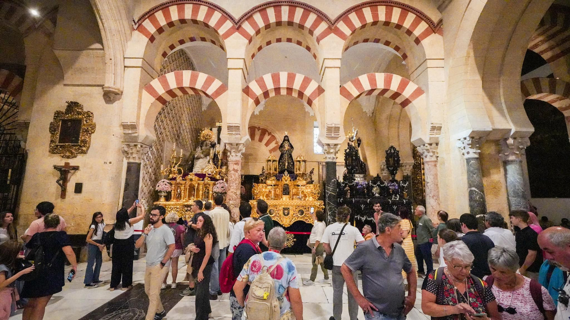 Turistas visitan la Mezquita-Catedral, donde se exponen los pasos que participaron en el Vía Crucis Magno.