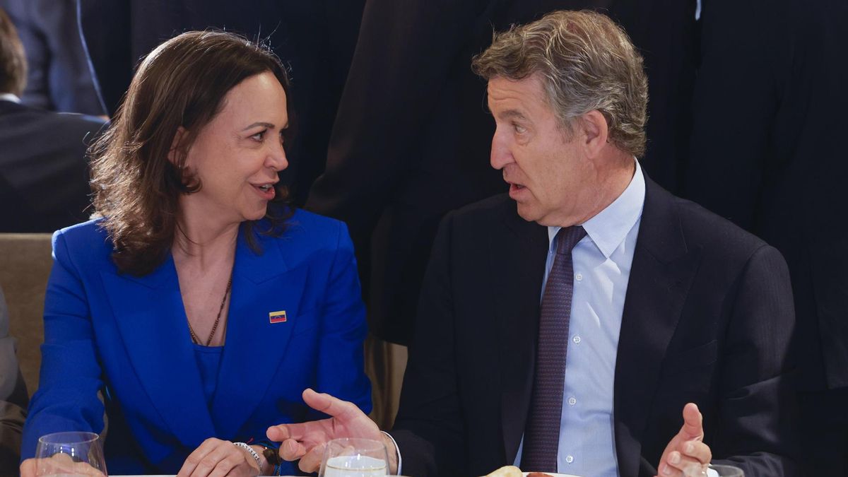 El líder del PP, Alberto Núñez-Feijóo, junto a la líder opositora venezolana María Corina Machado, este lunes durante un acto informativo en Madrid.