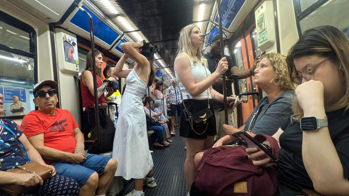 Interior de uno de los vagones de la L1