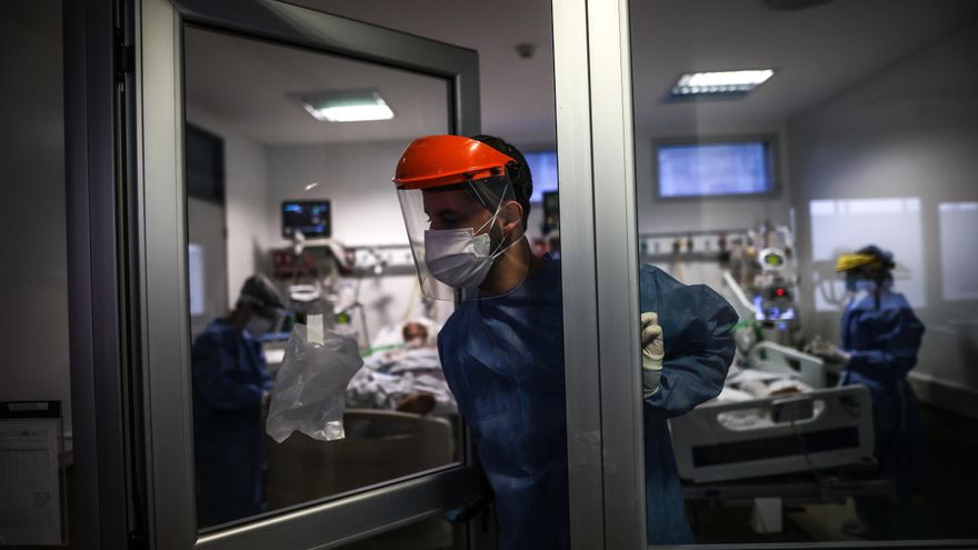 Médicos y enfermeros fueron registrados este martes al trabajar en una Unidad de Cuidados Intensivos, donde atienden a pacientes con covid-19, en el Hospital de la Provincia de Buenos Aires (Argentina). EFE/Juan Ignacio Roncoroni