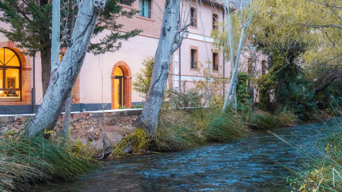 El desborde del río Mesa tras las fuertes tormentas deja aisladas a 150 personas en el balneario de Jaraba (Zaragoza)