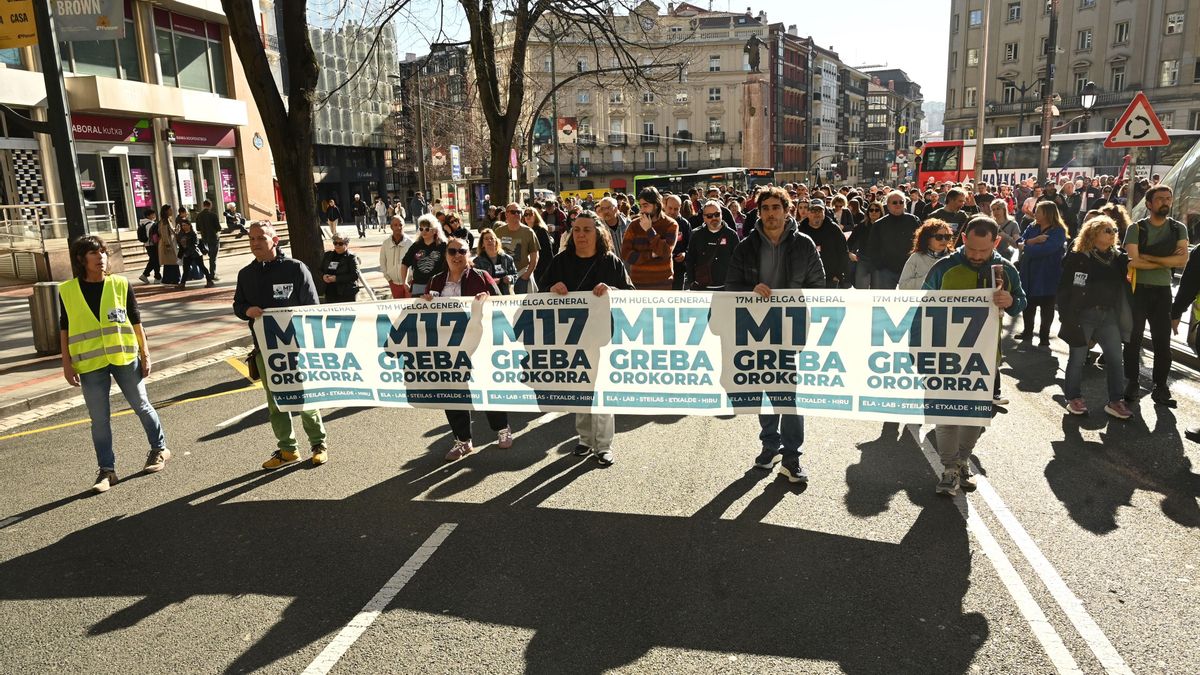 Varios manifestantes durante los piquetes para un SMI propio para el País Vasco