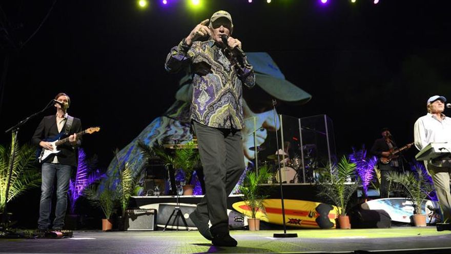 Nostalgia sin complejos y buenas vibraciones con The Beach Boys en Barcelona