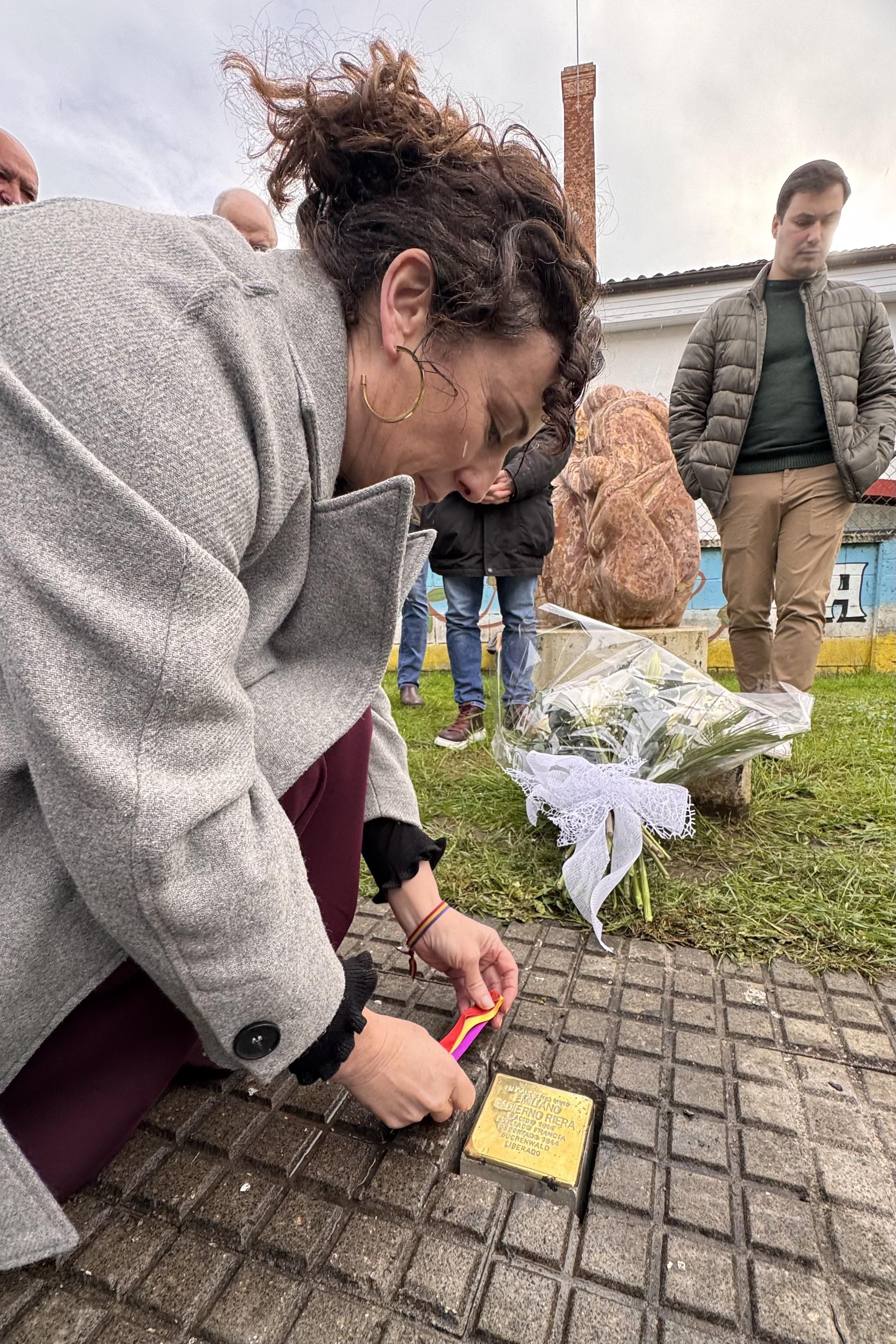 La directora general de Memoria Democrática de Asturias Begoña Collado asistió a la colocación del 'stolperstein' en homenaje a Emiliano Cadierno Riera.