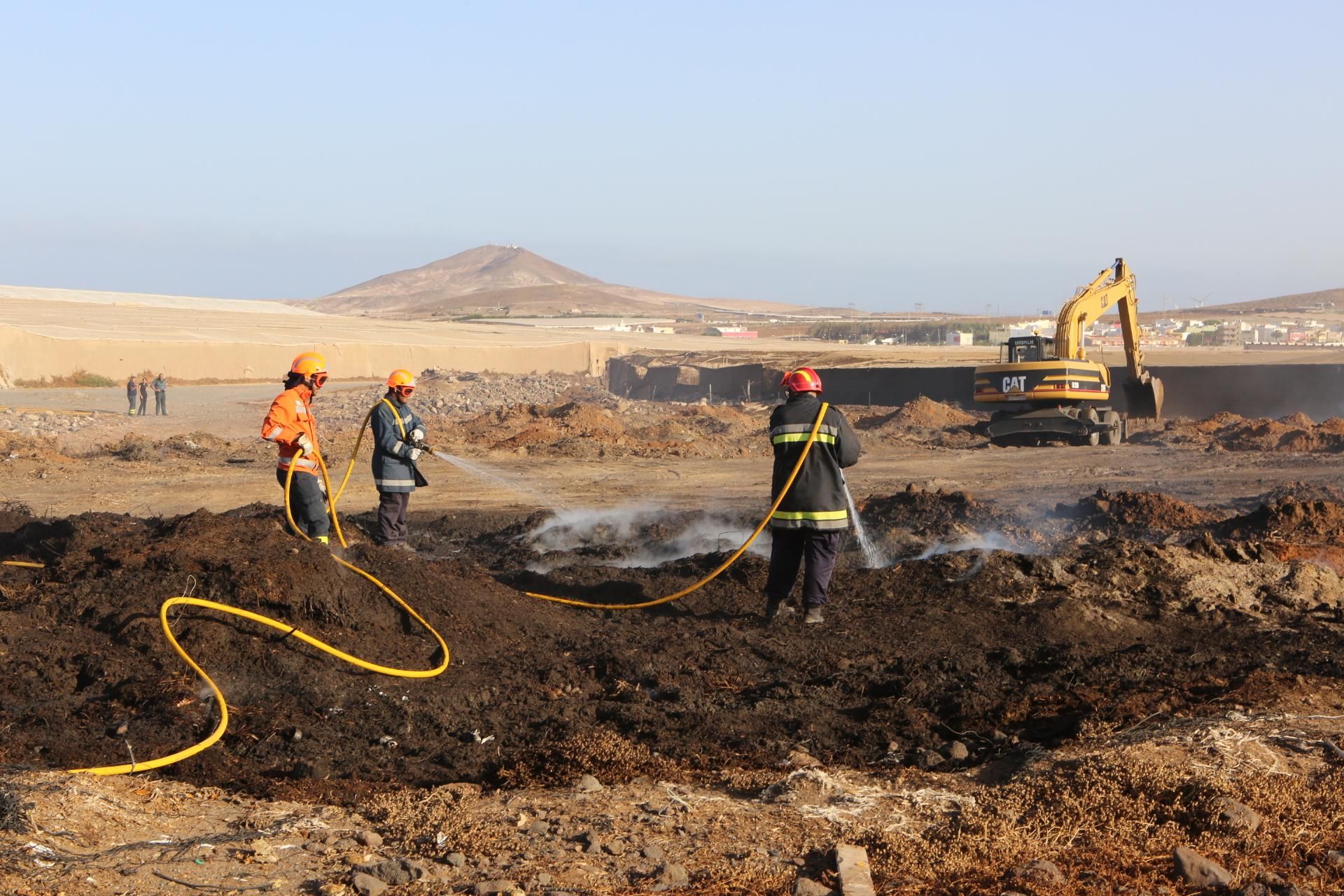 Los bomberos sofocan un incendio en Agüimes (Alejandro Ramos)