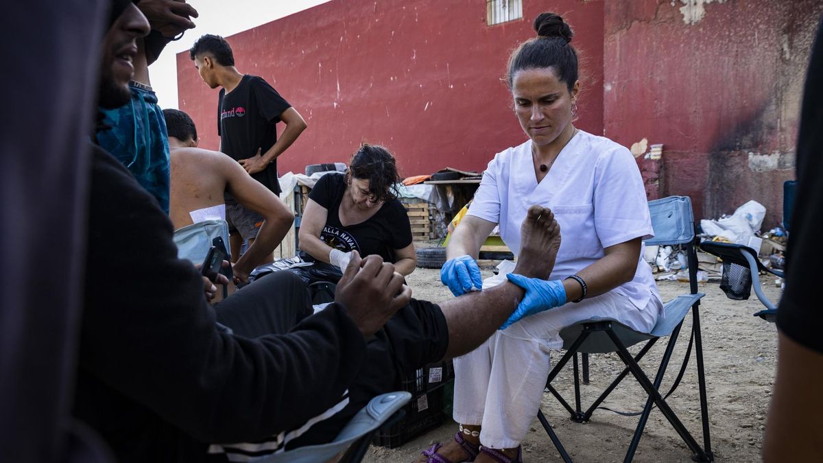 Enfermeras de Brigadas atienden a migrantes heridos en uno de los asentamientos de migrantes en Ceuta
