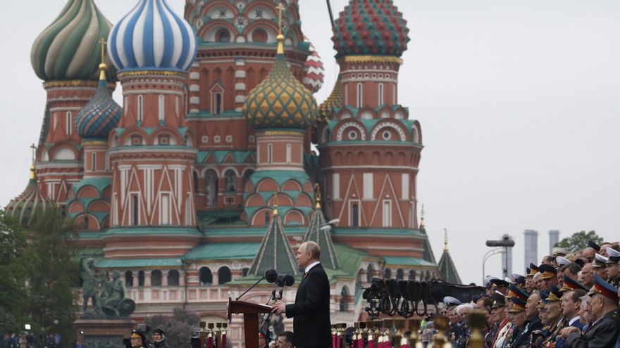 El presidente ruso, Vladímir Putin, habla durante el desfile del Día de la Victoria en 2019.