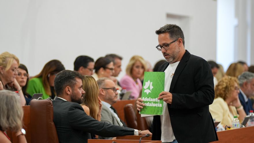 El portavoz de Adelante Andalucía, José Ignacio García, tras intervenir en la segunda jornada del debate de investidura
