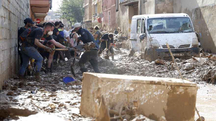 Un grupo de voluntarios saca lodo de una de las calles de Massanassa (Valencia), este miércoles. Voluntarios, fuerzas de seguridad, bomberos, militares y vecinos de las localidades más afectadas por la dana continúan con las tareas de limpieza mientras los equipos de rescate siguen rastreando la zona para intentar localizar a las personas que aún sigue desaparecidas. EFE/Miguel Ángel Polo