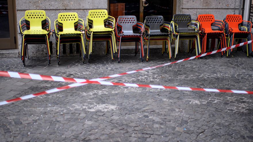 Exterior de un cafe cerrado por el confinamiento en Viena. EFE/EPA/CHRISTIAN BRUNA